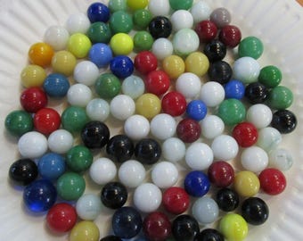 さまざまな色の珍しいヴィンテージビー玉のミックスロット。10個または