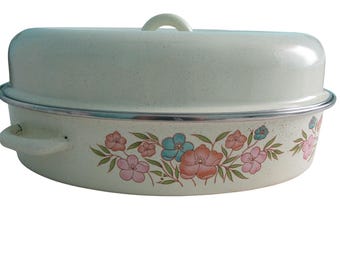 Teglia ovale vintage in smalto con decorazioni floreali e coperchio con manici decentrati, in ottime condizioni.