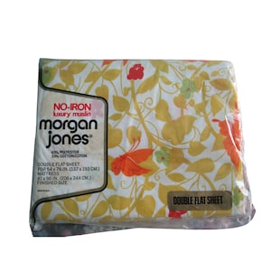 Könnte beinhalten: Ein verpacktes Doppel-Flachbettlaken von Morgan Jones. Das Laken hat ein Blumenmuster mit gelben, orangefarbenen und grünen Akzenten auf weißem Hintergrund. Die Verpackung gibt an, dass das Laken für eine Matratze von 137 x 193 cm geeignet ist.