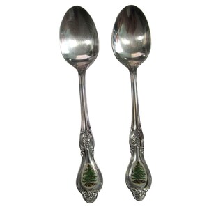 Puede incluir: Dos cucharas de plata con un diseño de árbol de Navidad en el mango. Las cucharas están pulidas y tienen un diseño tradicional.