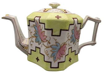 Antiek porseleinen theepot handgeschilderde bloemen gouden accenten gestructureerd oppervlak geometrisch ontwerp