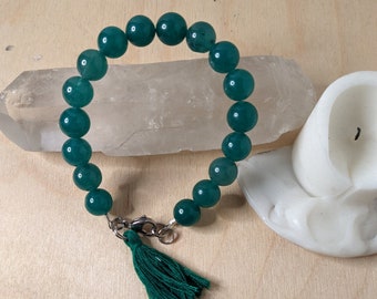 Bracciale con nappe in avventurina verde e seta; Bracciale con perline; Gioielli con pietre preziose; Bracciale con pietre preziose; Gioielli con perline