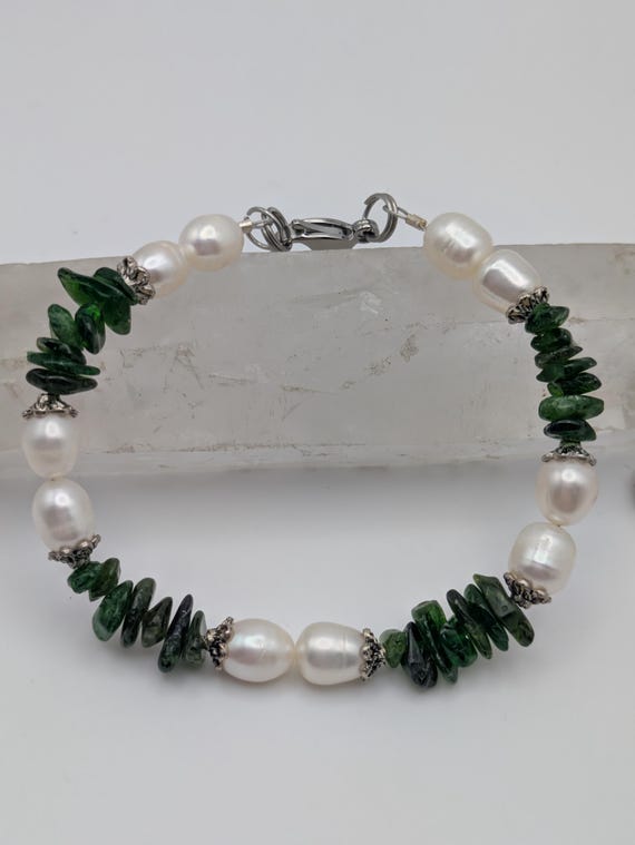 Chrome Diopside and Freshwater Pearl Bracelet; Gemstone Bracelet; Beaded Bracelet; Gemstone Jewelry; Beaded Jewelry; OOAK; Crystal Jewelry