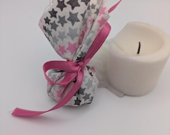 Bolsa con dijes de amor y romance; bolsita hecha a mano; bolsita de hierbas; artesanías hechas a mano; artesanías con hierbas; bolsa con dijes