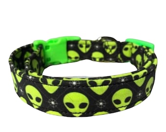 Alien dog collar, sci-Fi dog collar, green aliens, green, black, adjustable, washable, eco friendly collar, boy, girl, aliens, sci fi lover