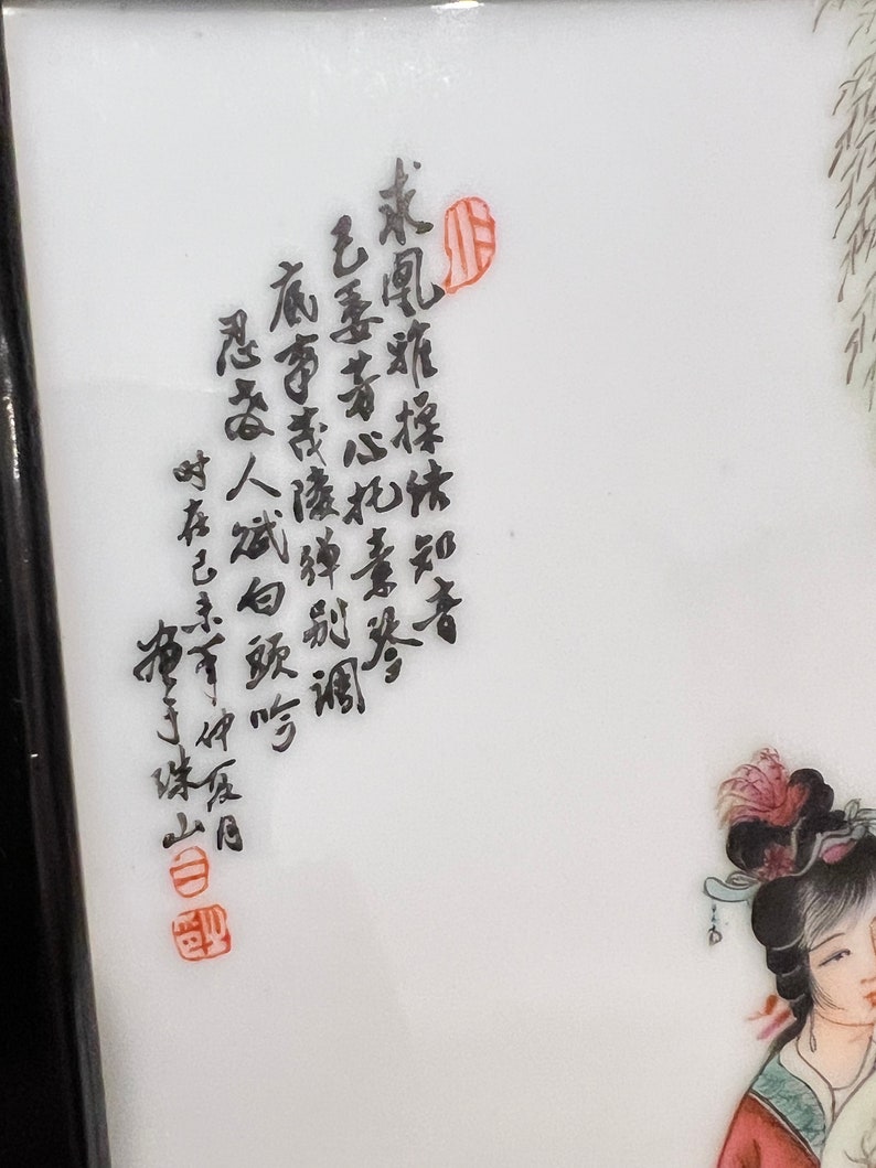 Puede incluir: Un plato de porcelana blanca con caligraf&iacute;a negra en caracteres chinos. Los caracteres est&aacute;n escritos en una escritura fluida y est&aacute;n dispuestos en una columna vertical. El plato est&aacute; decorado con un sello rojo en la parte inferior.