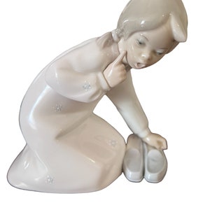 Porcelain Lladro figurine, kneeling young girl figurine ( this are my shoes expression), Hand made in Spain Lladro figurine