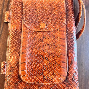 Cartera de mano vintage de piel exótica de los años 50, plegable, en un cálido marrón anaranjado. Cartera de mano estilo libro de auténtica piel exótica de los años 50.