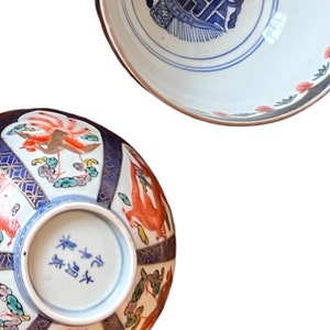 Puede incluir: Colecci&oacute;n de cuencos de porcelana antiguos. Los cuencos presentan dise&ntilde;os intrincados con detalles en rojo, azul y dorado. Los patrones incluyen dragones, p&aacute;jaros y motivos florales. Los cuencos tienen una est&eacute;tica asi&aacute;tica tradicional.