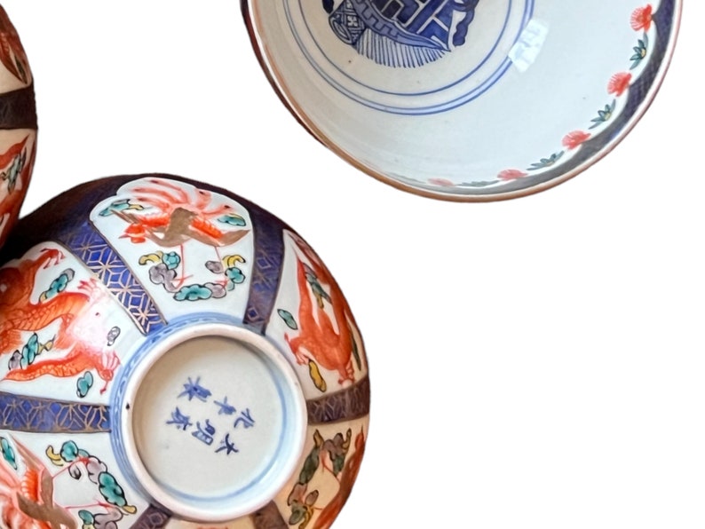 Puede incluir: Colecci&oacute;n de cuencos de porcelana antiguos. Los cuencos presentan dise&ntilde;os intrincados con detalles en rojo, azul y dorado. Los patrones incluyen dragones, p&aacute;jaros y motivos florales. Los cuencos tienen una est&eacute;tica asi&aacute;tica tradicional.