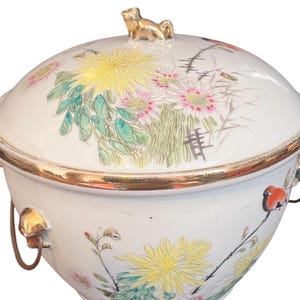 Famille Rose pot couvert, Chinese porcelain introduced in the 18th century