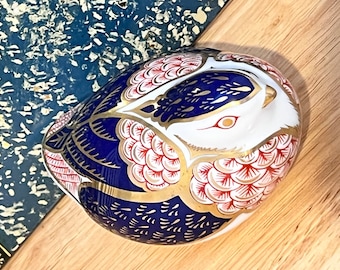 ロイヤル クラウン ダービー 伊万里模様のロビンの置物、高級磁器製ペーパーウェイト - 22 カラットの金彩