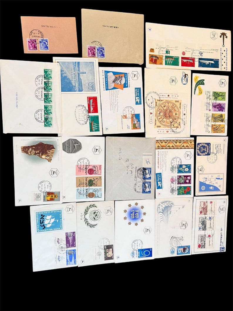 以下が含まれることがあります： 切手と消印が施された封筒とポストカードのコレクション。封筒はベージュ、白、ライトブラウンなど様々な色があります。切手は多様なデザインと色を示しています。一部の封筒にはヘブライ語のテキストがあります。
