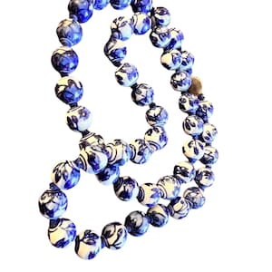 Vintage ceramic beaded necklace Chinese hand-painted blue and white floral beads necklace