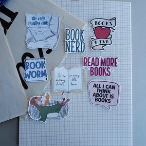 Literaire stickers voor lezers | Handgemaakte vinylstickers voor tijdschriften, Kindles, e-readers, boekennerd, boekenwurm, gezellige lezer, honden en boeken