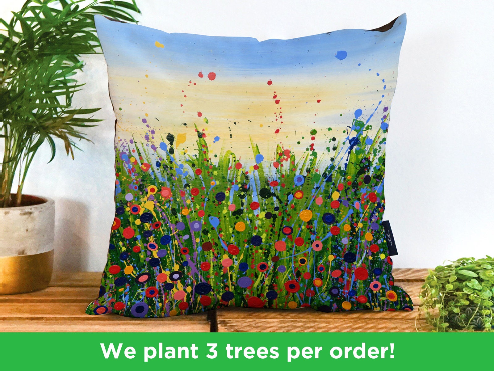Floral Summer Cushion de Tracey Cooper | Coussin Champ Conservatoire Oreiller Fleurs Peinture sur Le