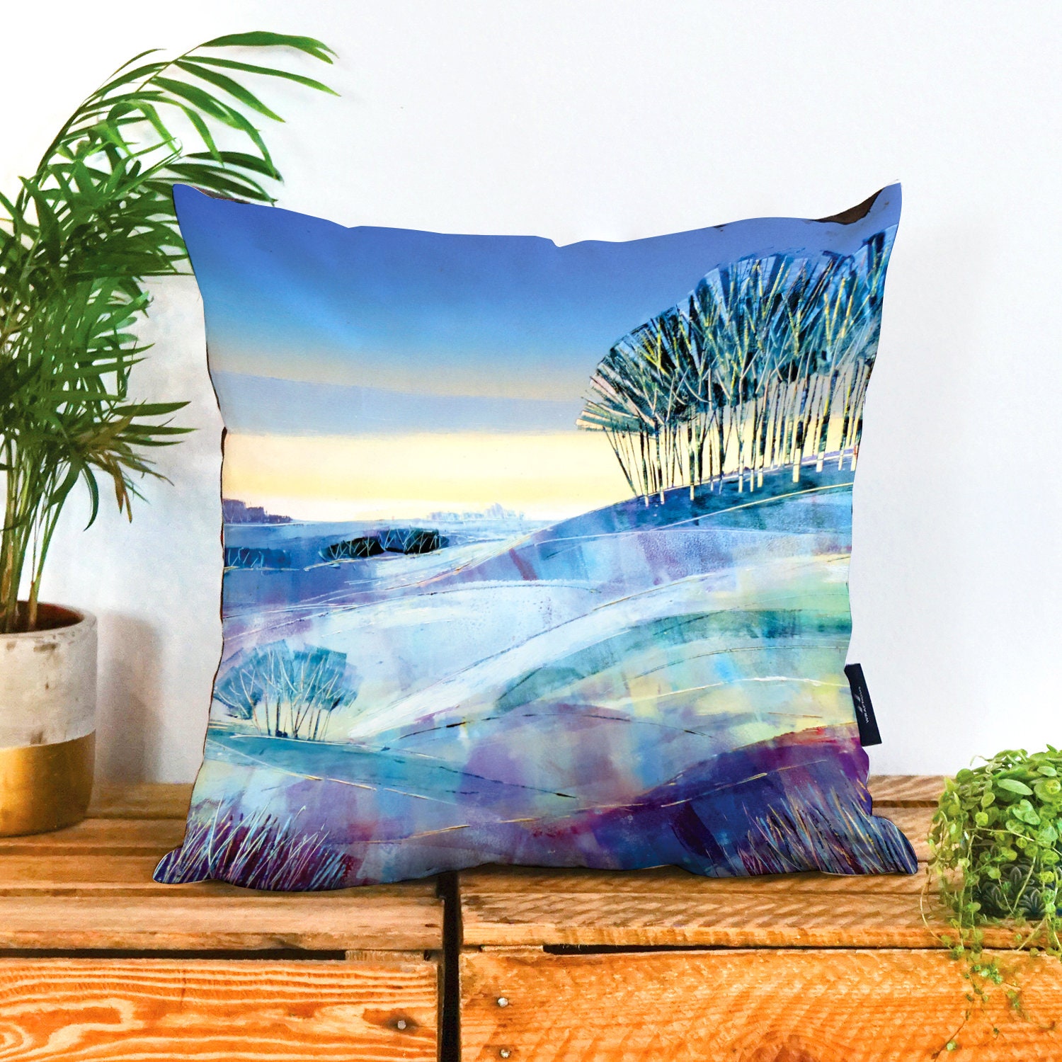 Wintercopse Cushion de Clare Buchta | Fr Magnifique Paysage Painting Vegan-Suede Pillow Coussin Camp