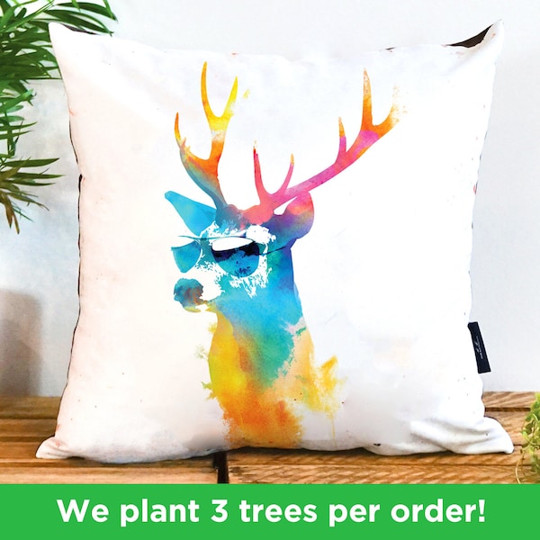 Multicolored Stag Vegan Cushion de Robert Farkas | Oreiller arc-en-ciel de jet de cerf | Décor de coussin cool d’été stag avec lunettes de soleil | Nuances de cerf