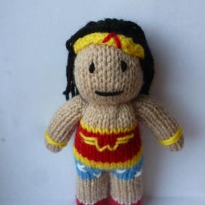 Poupée tricotée Wonder Woman