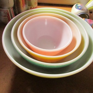 Vintage Pyrex Nesting Mixing Bowl Set Of Four Yellow Green Yellow/Orange Pink Nice Free USA Shipping