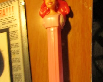 2009 Mattel Barbie Giant PEZ Candy Roll Dispenser – Original Box