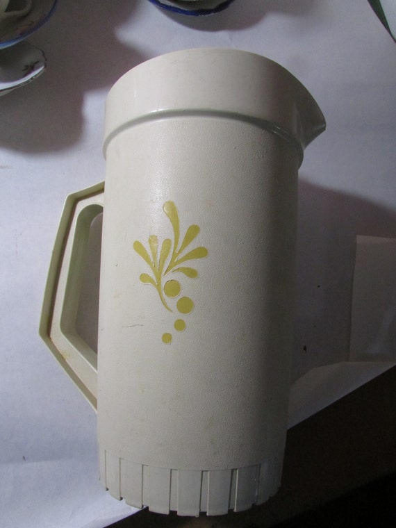 Vintage Tupperware 2 Quart Pitcher Push Button Lid Yellow Harvest