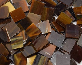 Azulejos de mosaico de vidrio manchado de jarabe de chocolate