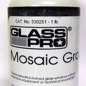 Könnte beinhalten: Eine weiße Plastikflasche mit einem schwarzen Etikett, auf dem "GLASS PRO Mosaic Gro" und "CAT. No. 530251 - 1 lb." steht. Das Etikett enthält auch den Text "Create beautiful stained glass windows without expensive equipment or technical knowledge." und "Creative Craftsmen Co., Inc. MEDS@www.edhoy.com".