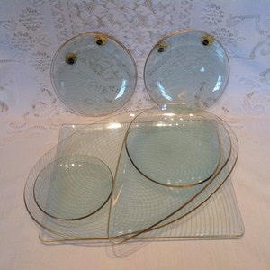 Servidores de buffet com padrão espiral da Chance Fiestaware dos anos 50. Copos retrô/modernos de meados do século. Pratos da Chance Fiestaware. Talheres retrô para festas.