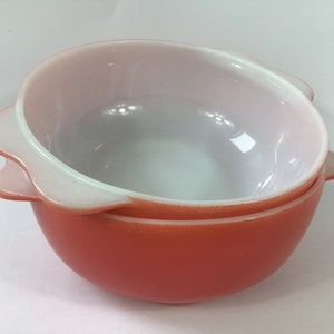 2 ciotole da portata retrò JAJ in vetro Pyrex Gaiety, color rosa salmone, circa 1960. Piatti da portata Pyrex inglesi da 18 cm, adatti per forno e tavola. Regali per la cucina/nuova casa.