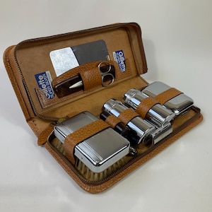 Astuccio da viaggio in pelle per rasatura da uomo anni '50. Rasoio Gillette DE. Astuccio da viaggio per rasatura/cura della persona da uomo. Accessori per costumi retrò/di metà secolo.