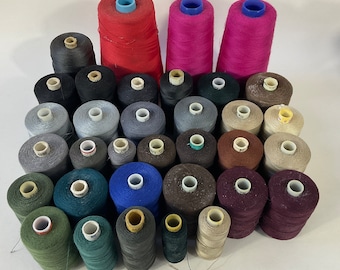 Baanpartij van polyester-katoenen naaigaren uit de jaren 70-80. 34 spoelen in verschillende maten. Professioneel naai-katoen. Fournituren. Naai bevindingen.