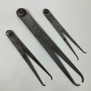 Può includere: Tre calibri in metallo argentato, due con punta appuntita e uno con punta arrotondata.