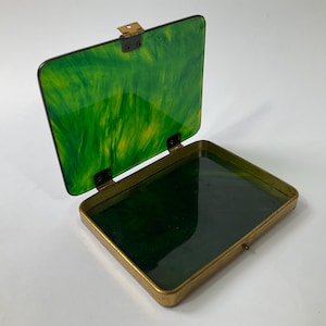 Lucite visitekaartje of visitekaartjesdoos ca. jaren 30. Art Deco-kostuumaccessoires. Retro koperen sigarettenkoker. Creditcard portemonnee. Art-decocadeaus.