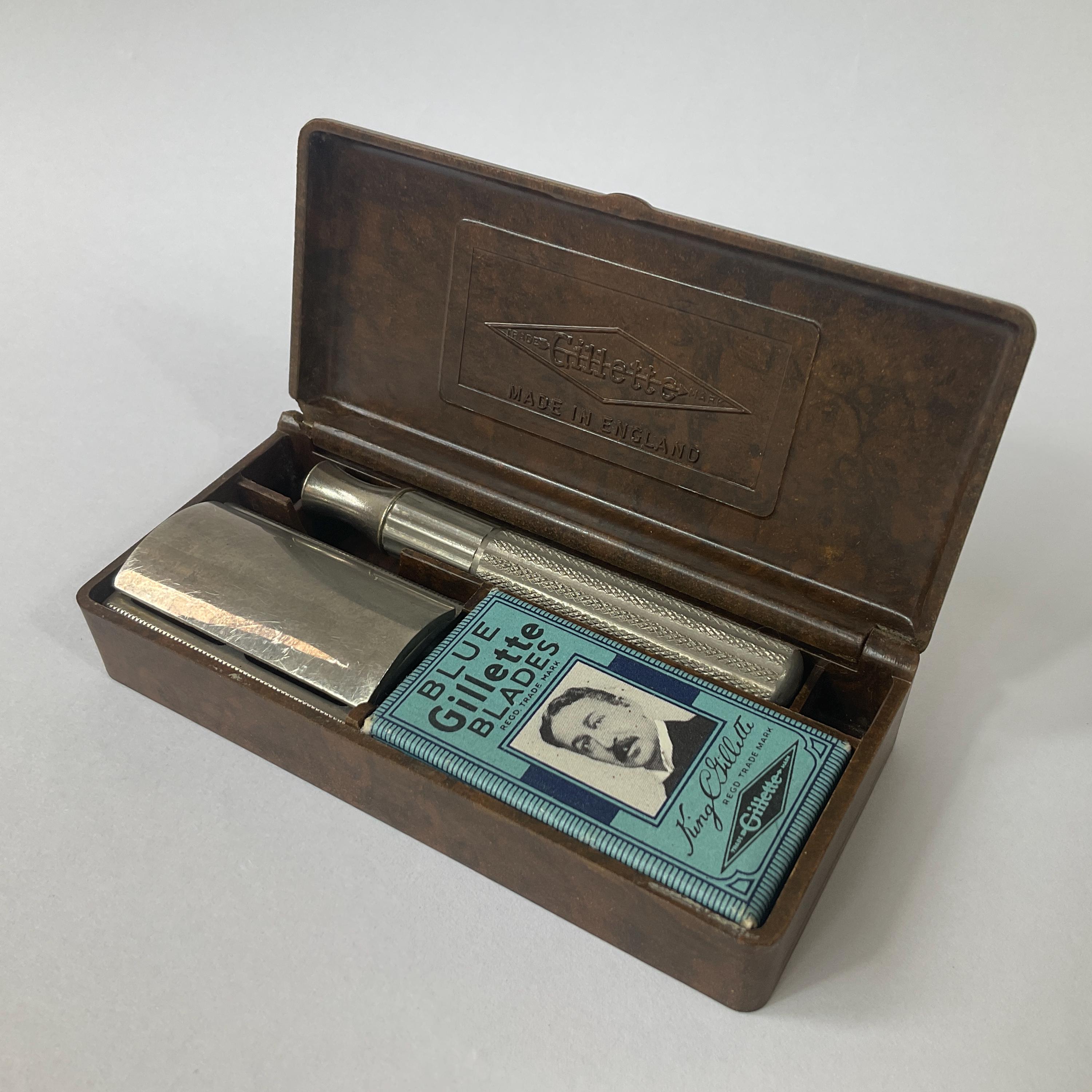WW2 Slim Handle Gillette Tech in Bakelite Case C1944. British Army