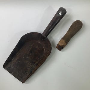Victoriaanse huishoudelijke kolenschop c1890-1910. Stalen handschop voor algemeen gebruik. Accessoires voor retro open haarden. Tuin/werkplaats/garage/open haard