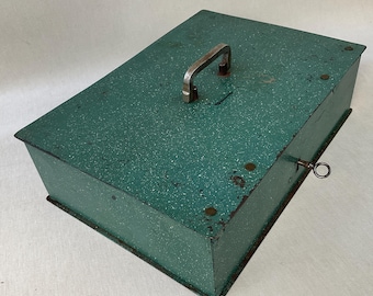 Cassaforte vittoriana in acciaio con chiave, circa 1880-1900. Scatola ignifuga per documenti. Portagioie. Contenitore retrò con serratura per documenti, oggetti di valore, denaro e testamenti.