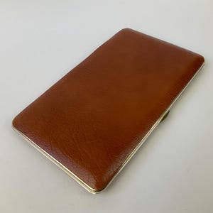 Estuche de piel retro Colibri of London, década de 1950. Estuche rígido anodizado dorado para tarjetas, cartera y botiquín. Accesorios de vestuario de mediados de siglo.