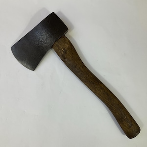Lätt jaktbältesyxa eller handyxa ca 1920-talet. Ladugårdsfynd. Retro scout-, skogsarbetar-, bushcraft- och tändvedsyxa. Kanadensisk bitsyxa