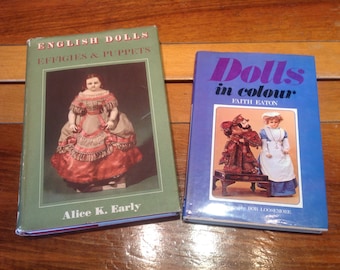Pode incluir: Dois livros antigos sobre bonecas. O livro à esquerda é intitulado "English Dolls Effigies & Puppets" de Alice K. Early. O livro à direita é intitulado "Dolls in colour" de Faith Eaton.