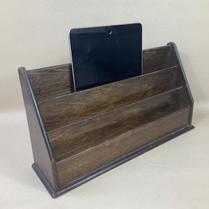 Estantería vintage de roble para cartas o papelería, década de 1930. Soporte para iPad/tableta y estación de carga. Accesorios retro de escritorio, oficina y cocina de mediados de siglo.