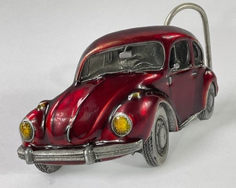 Rare boucle de ceinture Volkswagen Coccinelle type 1 par la fonderie Bergamot vers 1980. Boucle de ceinture rétro 3D Volkswagen « Bug ». Boucles de ceinture pour voiture/automobile/VW.