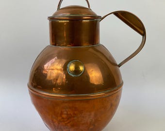 Jarra de crema antigua de cobre de 1,5 litros (3 pintas), Guernsey, c. 1880-1910. Jarra de crema victoriana de las Islas del Canal. Decoración antigua para cocina, casa de campo o granja.
