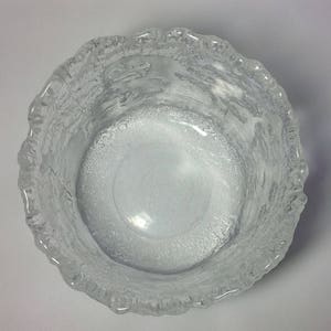 Kosta Boda „Rhapsody“ Skål von Kjell Engman. Mittlere Größe. Handgemachte Kristallschale. Retro schwedischer Kristall. "Rhapsody" Schale von Kosta Boda Glass. Bild 3