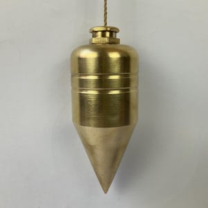 Filo a piombo antico in ottone, pezzo da apprendista ferroviario, circa 1920. 525 g. Regalo di attrezzi artigianali retrò. Filo a piombo resistente per muratori, costruttori e falegnami.
