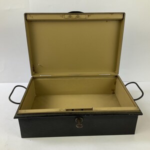 Viktorianischer Tresor für Bargeld oder Dokumente, ca. 1880er Jahre. Retro-Aufbewahrungsbox für Urkunden und Korrespondenz. Antiker, feuerfester Aufbewahrungskoffer. Punk-Goth-Dekor.