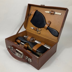 Beauty case da viaggio in pelle da donna vittoriana, 1870-90 circa. Set da toeletta retrò da donna. Trousse da viaggio per il trucco antica. Accessori per costumi vittoriani.