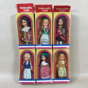 1960er Jahre Kitsch Souvenir Europäische Kostüm Puppen Sammlung x 5. Fundzustand. Retro Sammelpuppen / Spielzeug. Schlafende Augen Babypuppen. Puppen-Geschenke.