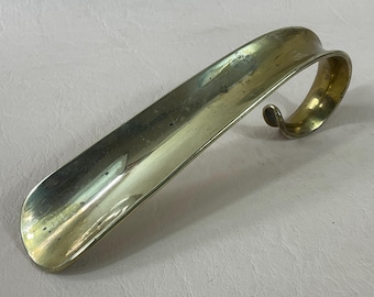 Très rare chausse-pied taille enfant en laiton Régence antique vers 1800-1820. Magasin de chaussures anciennes ou accessoires de costumes pour enfants. Cadeaux chaussures unisexes.