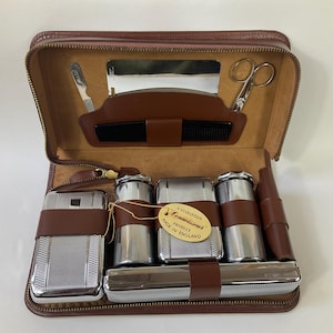 Astuccio da viaggio in pelle per la rasatura da uomo, anni '40 circa. Rasoio Gillette DE. Astuccio da viaggio per la rasatura/cura della persona. Accessori per costumi retrò/di metà secolo.